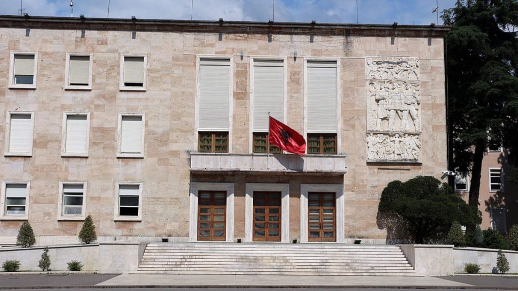 Arrestado ex ministro de Salud de Albania por malversación de fondos de la UE