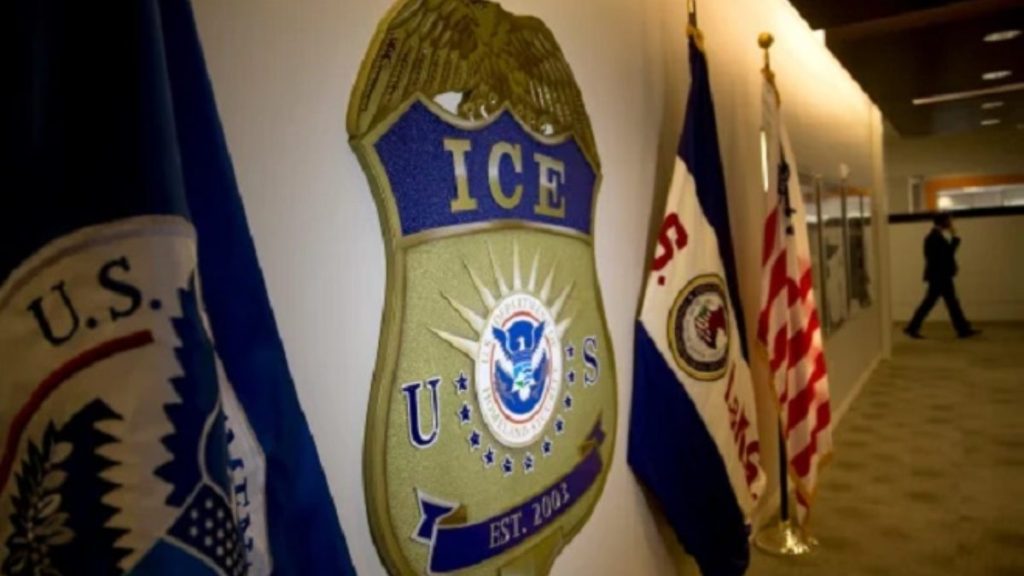 Estudiantes inmigrantes demandan a ICE por estafa con universidad falsa