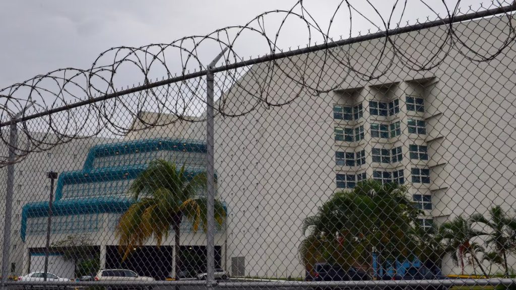 Ocho acusados de traficar drogas en prisión federal de Guaynabo