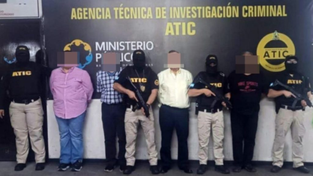 Procesan a cuatro personas por fraude en compras de medicamentos