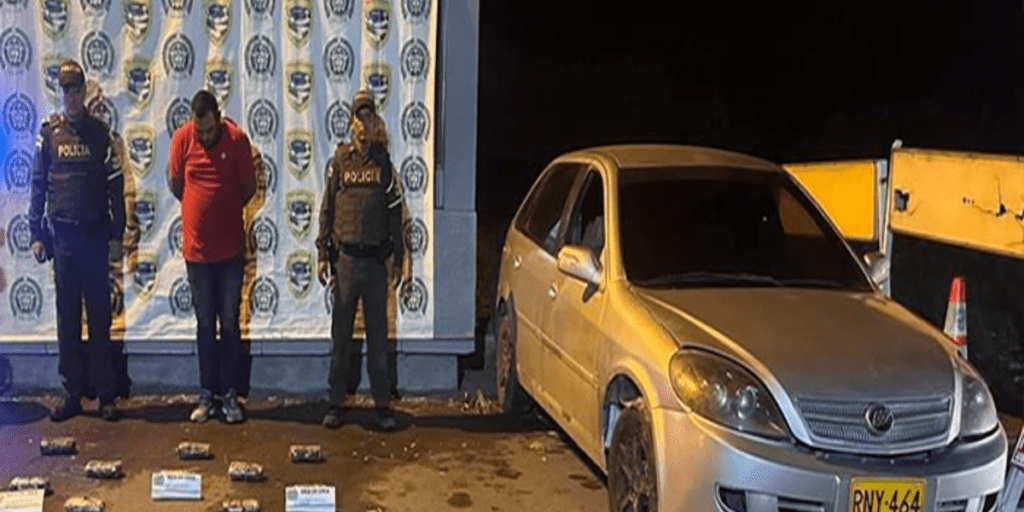 Cayó con 15 kilos de base de coca camuflada en su carro