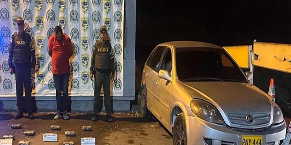 Cayó con 15 kilos de base de coca camuflada en su carro