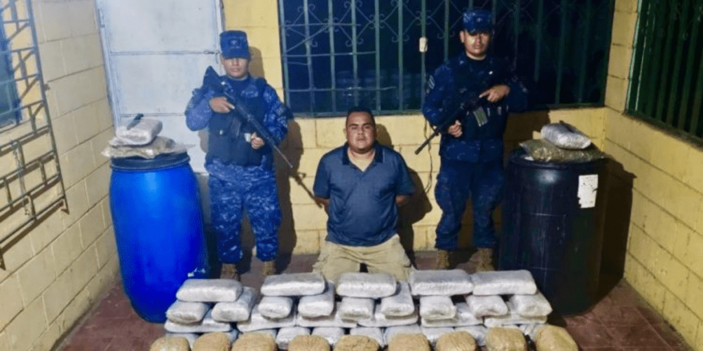 Soldados interceptan a distribuidor de droga en Nejapa