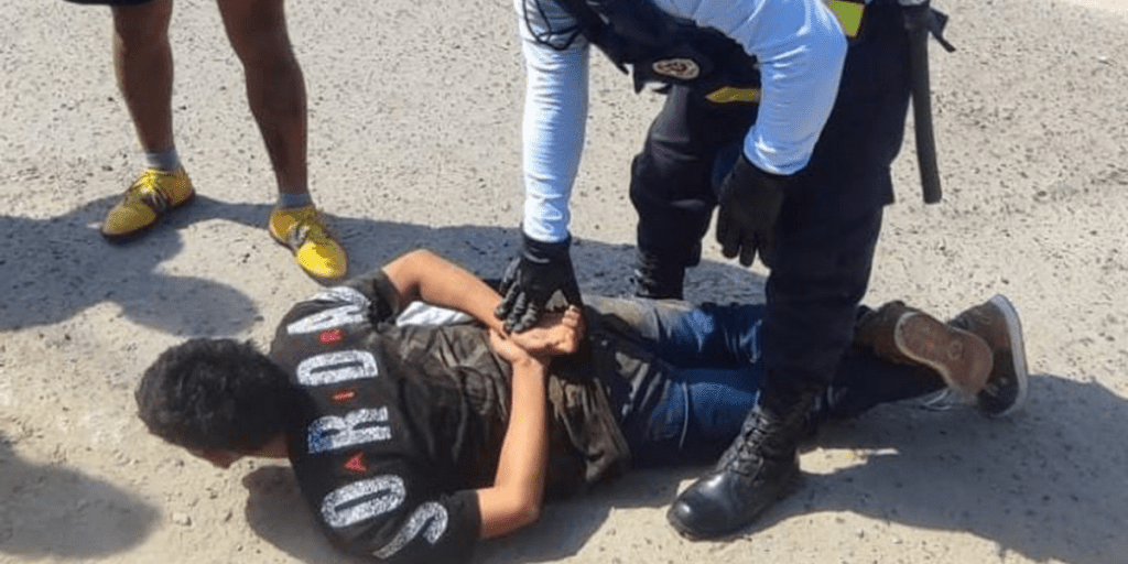 Vecinos reducen a sindicado de robar celular a joven en Gregorio Albarracín