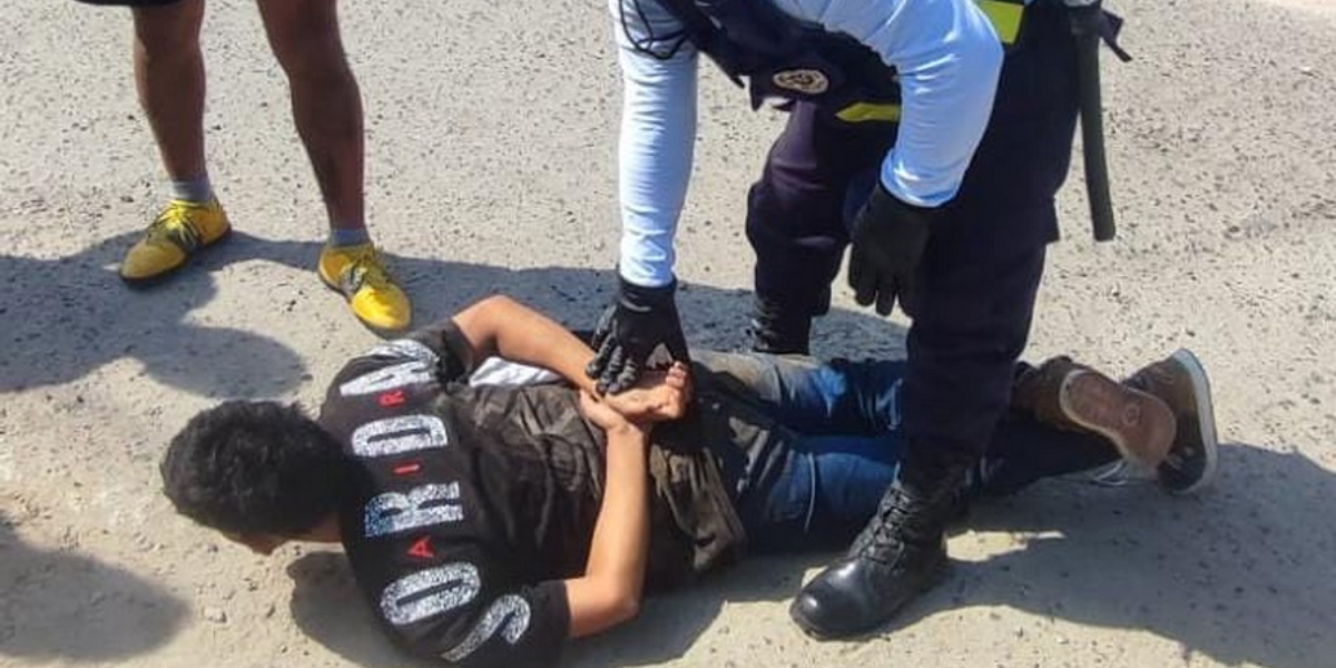 Vecinos reducen a sindicado de robar celular a joven en Gregorio Albarracín