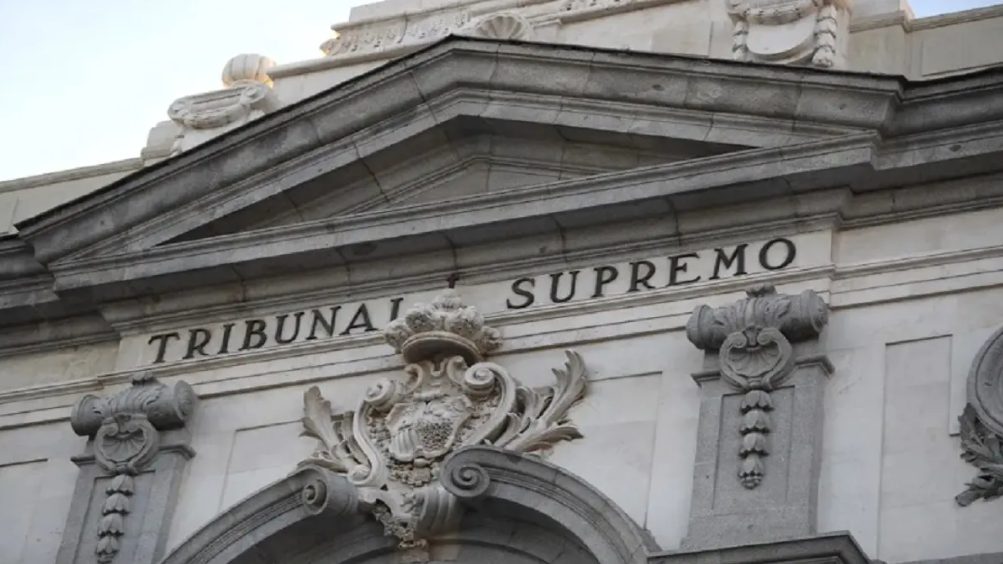 Juez español mantiene orden de detención contra Puigdemont