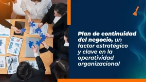 Equipo corporativo armando piezas de rompecabezas durante reunión estratégica sobre continuidad del negocio