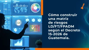 Analista frente a un panel con una matriz de riesgos LD/FT/FPADM y la bandera de Guatemala