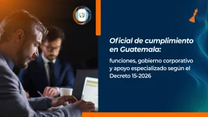 Oficial de cumplimiento en Guatemala que revisa información en su computador junto a un colega